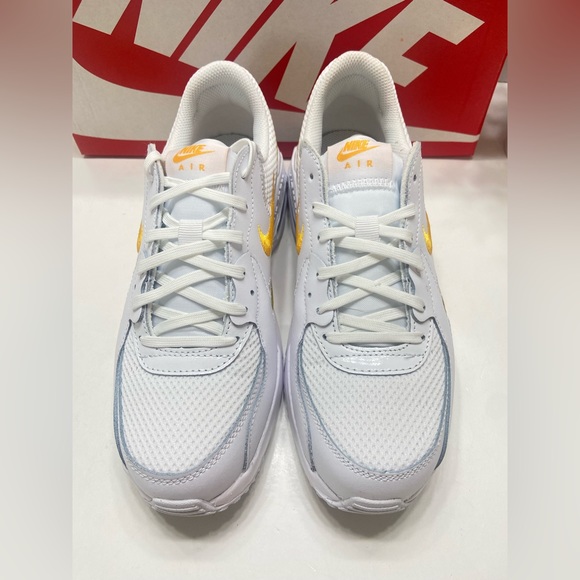 NEW Nike Air Max Excee Women’s Athletic Shoes White Yellow DX4352-100 Size 7 - Picture 2 of 9